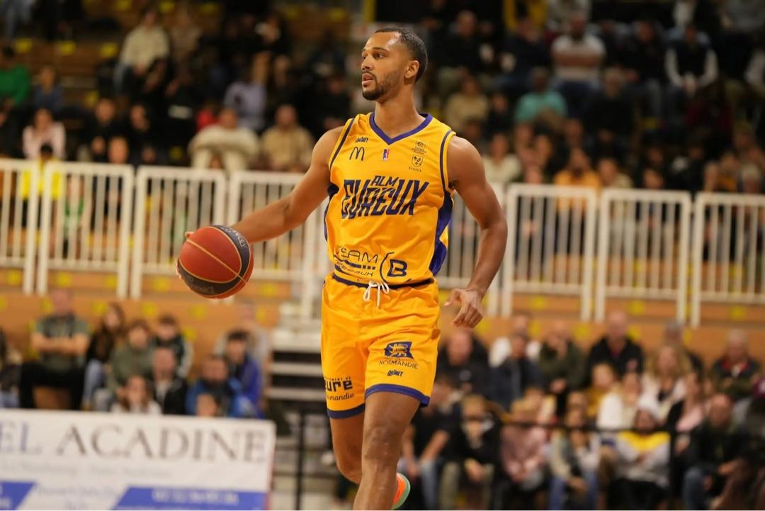 Paul Rigot bringing the ball up the court as a professional basketball player at ALM Évreux